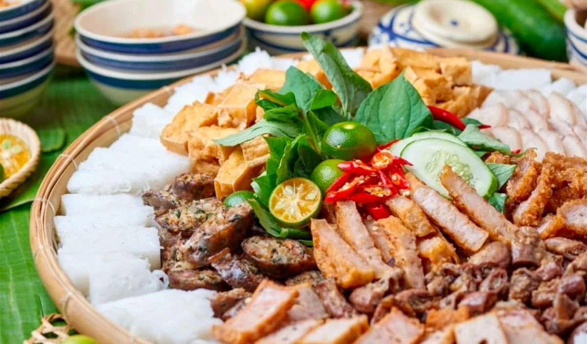 Chả cốm và dồi chiên ăn kèm bún đậu