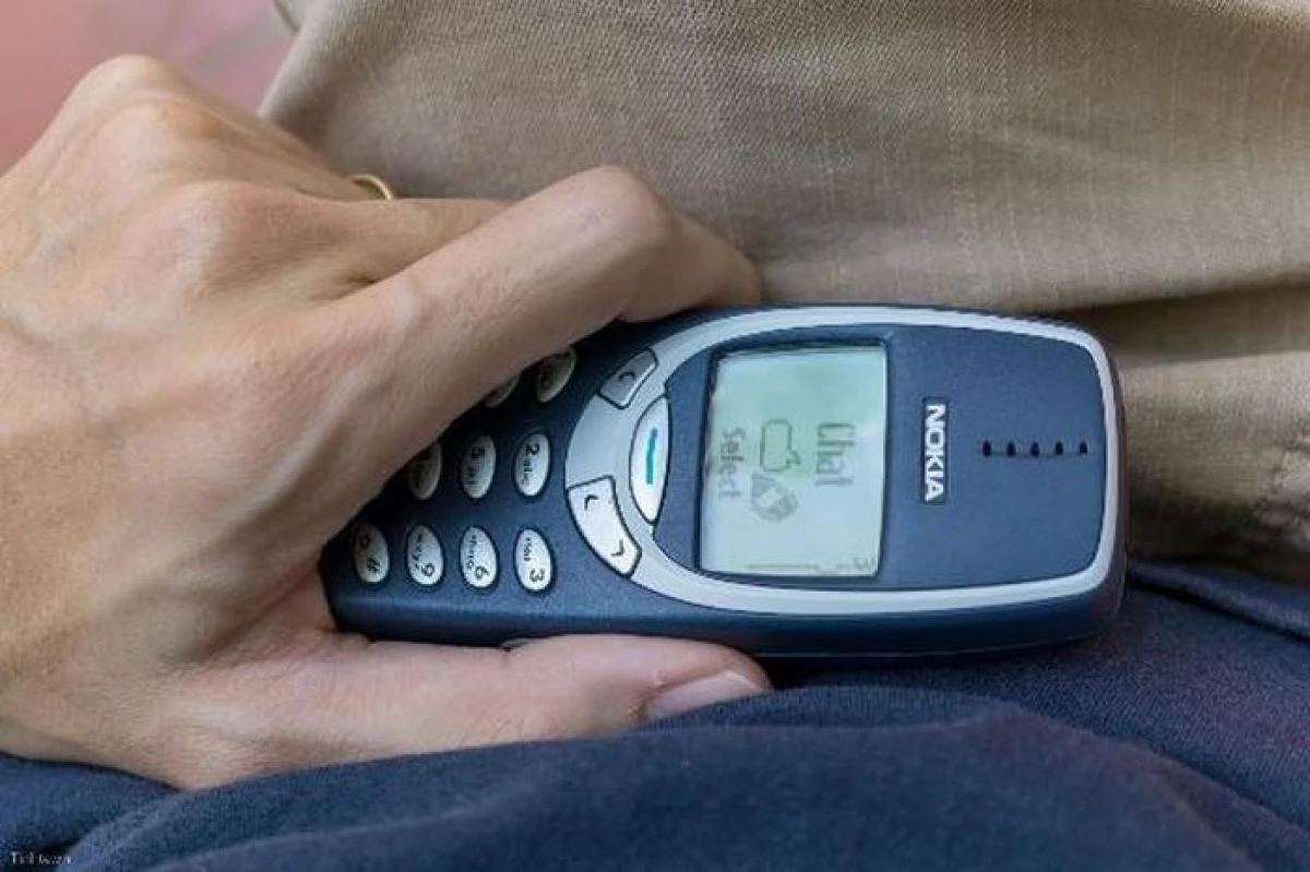 Điện thoại Nokia cục gạch bền bỉ: Hình ảnh một chiếc Nokia 3310 bị rơi xuống đất, minh họa cho độ bền của nó.