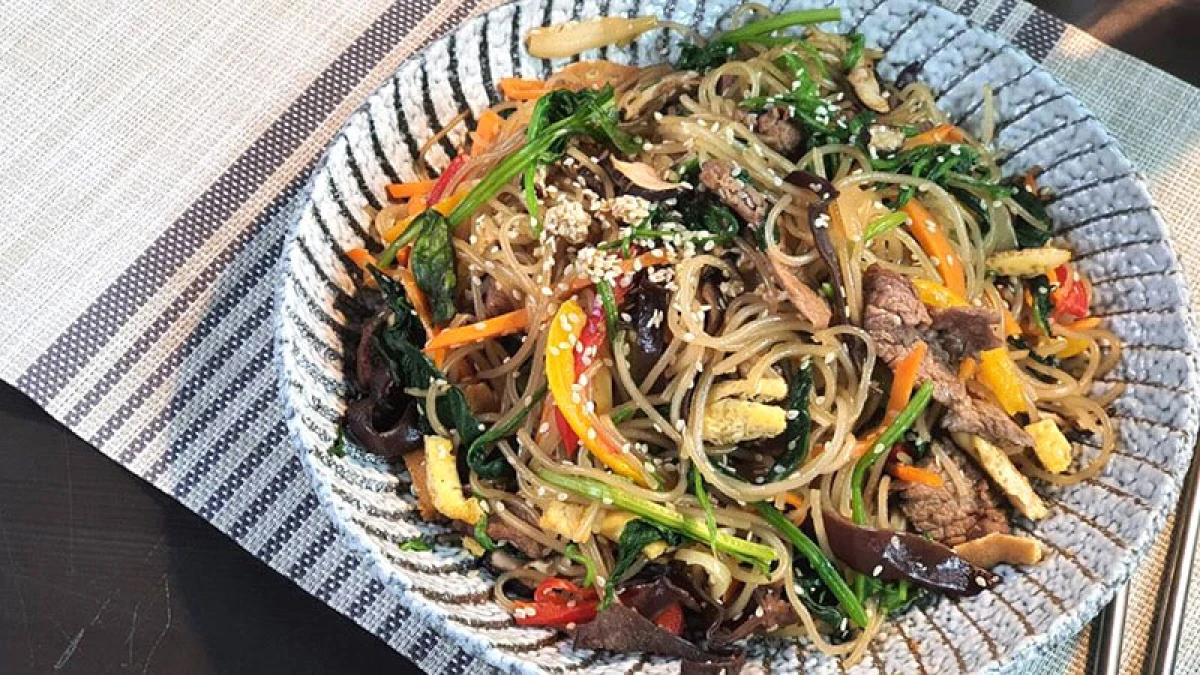 Xào thịt bò cho món miến trộn Hàn Quốc