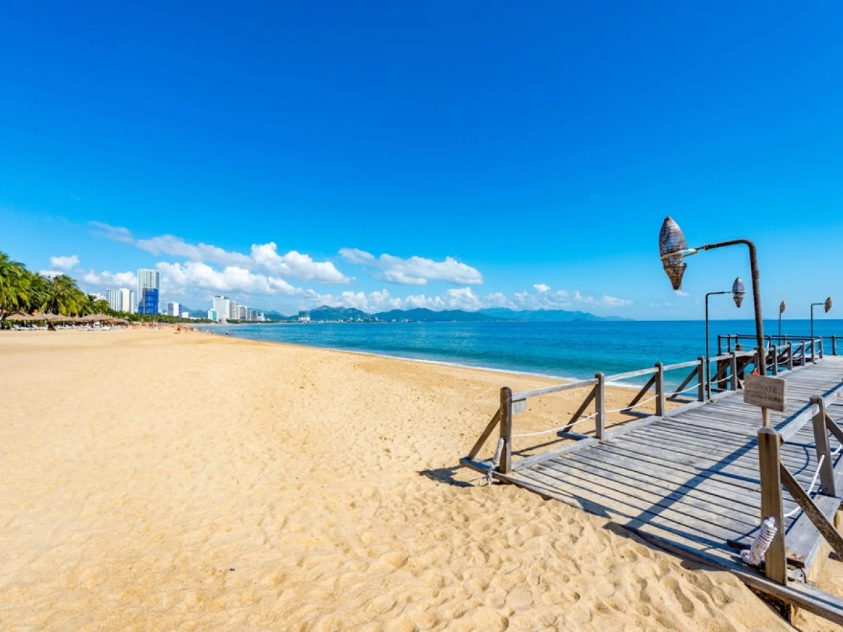 cac-phuong-tien-di-chuyen-den-cam-ranh-mua-he-2025