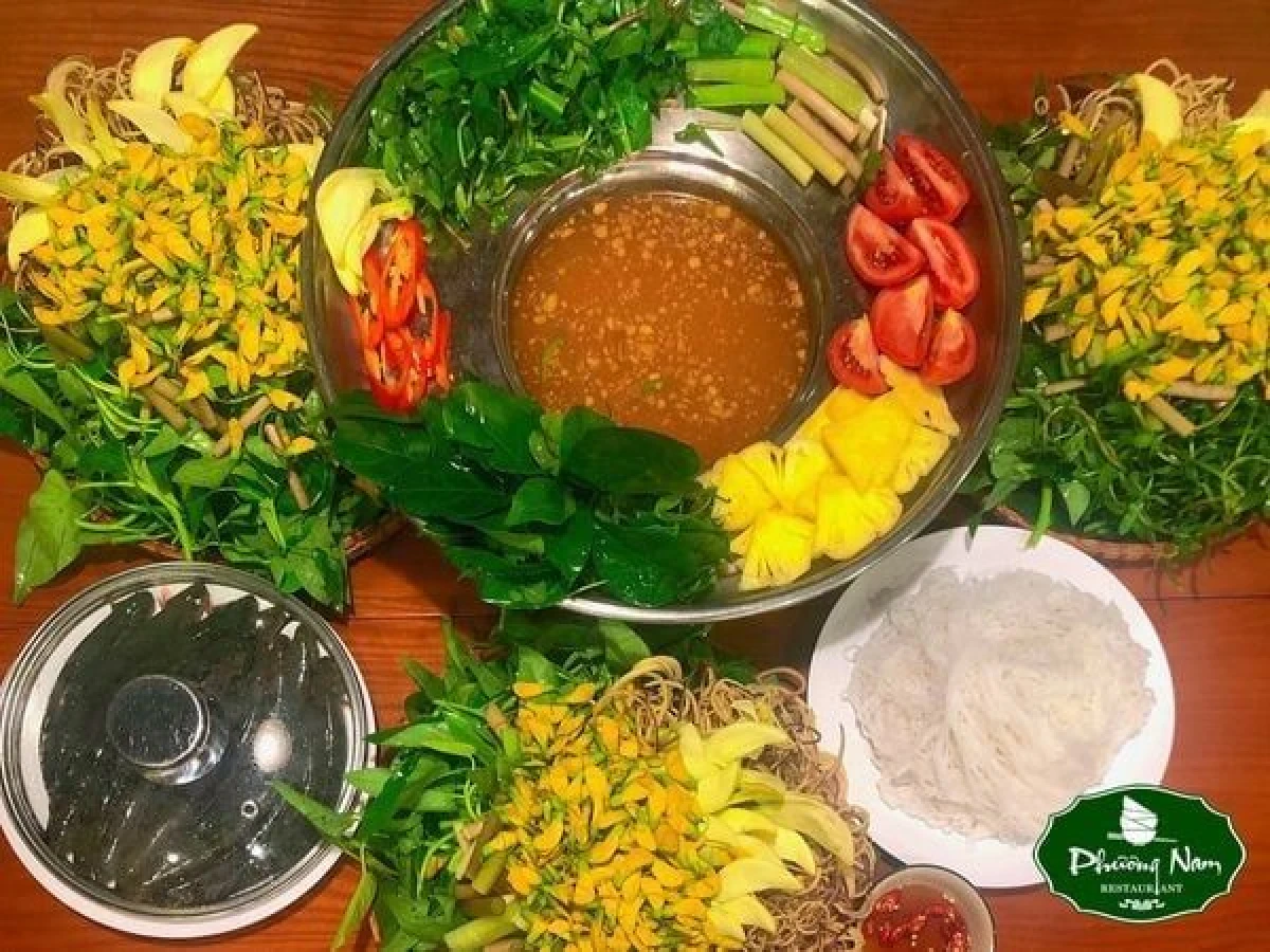 Nồi lẩu cá chép giòn bốc khói nghi ngút, đầy ắp rau và đồ nhúng
