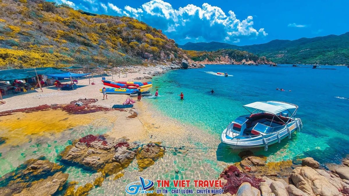 Vịnh Vĩnh Hy tuyệt đẹp, điểm đến du lịch Ninh Thuận