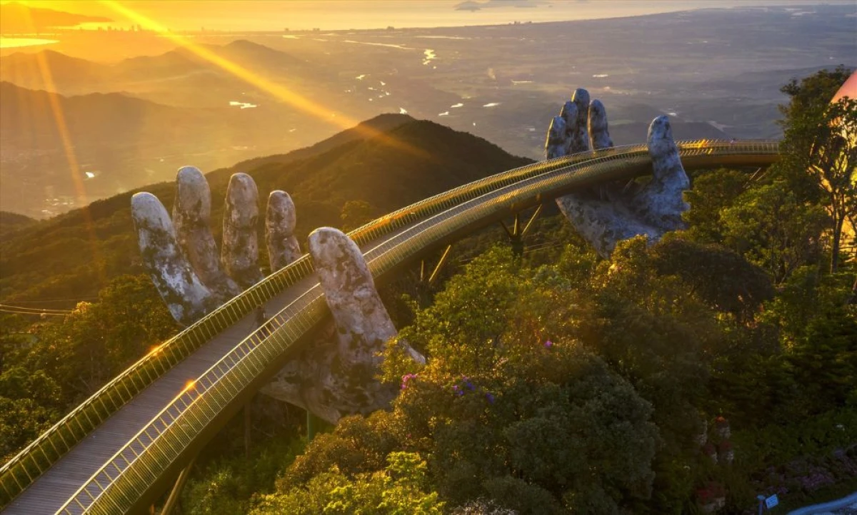 Cầu Vàng Bà Nà Hills điểm đến hấp dẫn ở Đà Nẵng