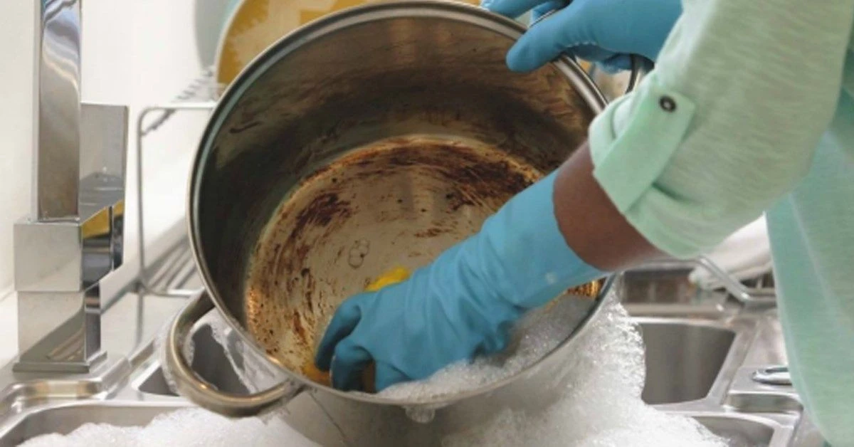 Tẩy vết cháy khét nồi inox bằng baking soda và giấm