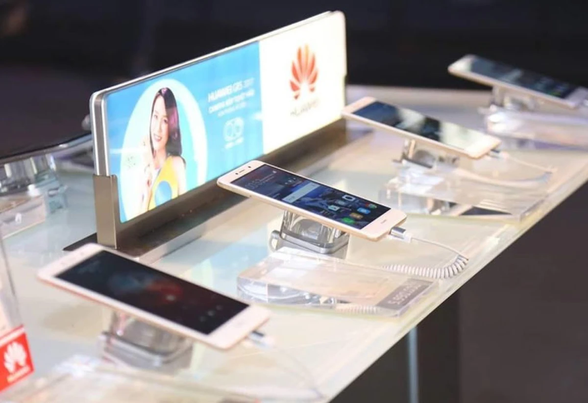 Trưng bày điện thoại Samsung tại cửa hàng Điện Máy Xanh với nhiều dòng máy nổi bật
