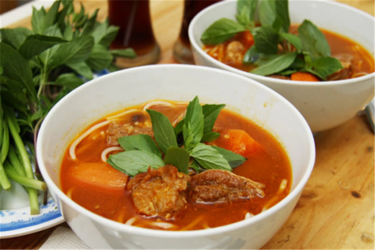 Mâm đặc sản Bạc Liêu mùa hè với bánh xèo, bún bò cay, rau sống
