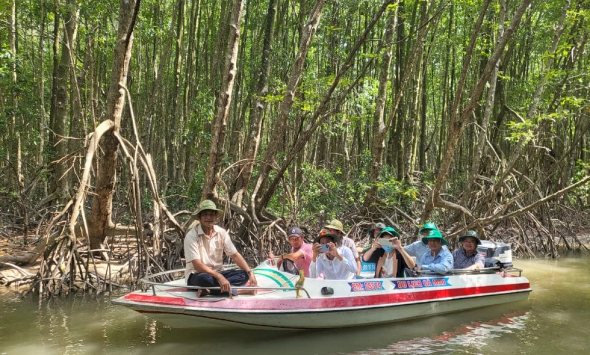 Khuôn viên nhà Công tử Bạc Liêu với kiến trúc cổ kính và không gian mát mẻ mùa hè