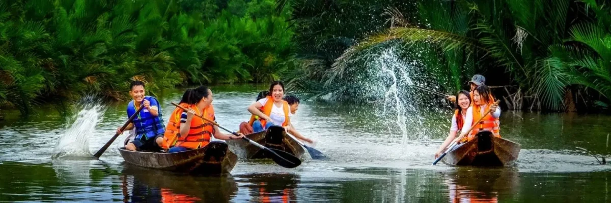 Du khách chèo xuồng giữa rừng dừa nước xanh tại Bến Tre mùa hè