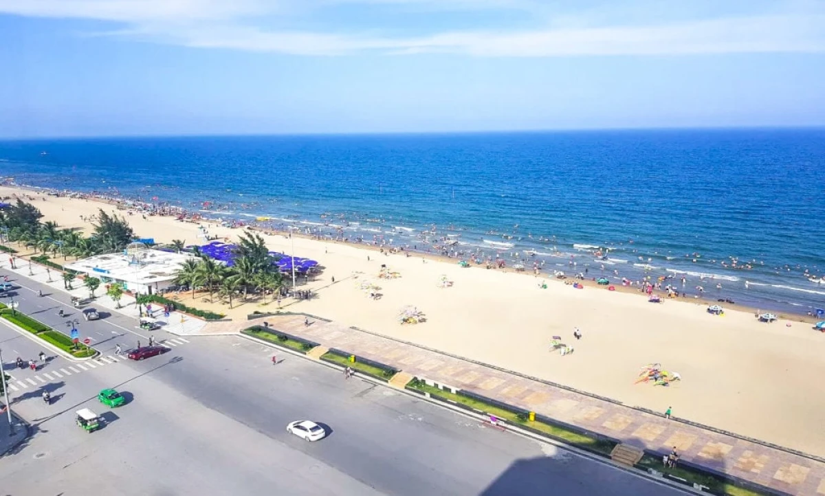 Du lịch biển Sầm Sơn mùa hè tại Thanh Hóa với nắng vàng và bãi cát dài lý tưởng