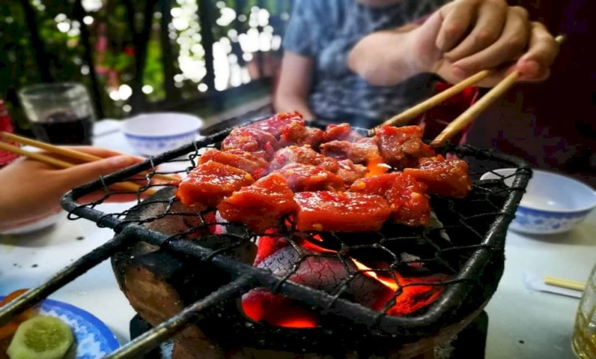 Nhum nướng mỡ hành thơm lừng, đặc sản trứ danh khi du lịch Vĩnh Hy mùa hè