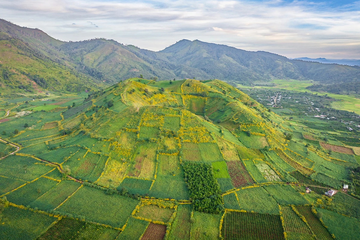 Núi lửa Chư Đăng Ya rực rỡ dưới nắng hè Tây Nguyên