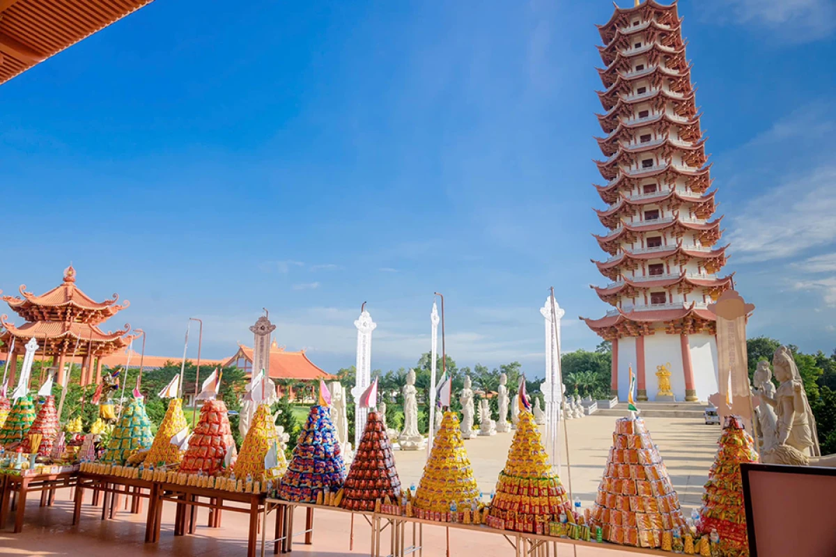 Chùa Hội Khánh Bình Dương mùa hè 2025 thu hút đông đảo du khách chiêm bái