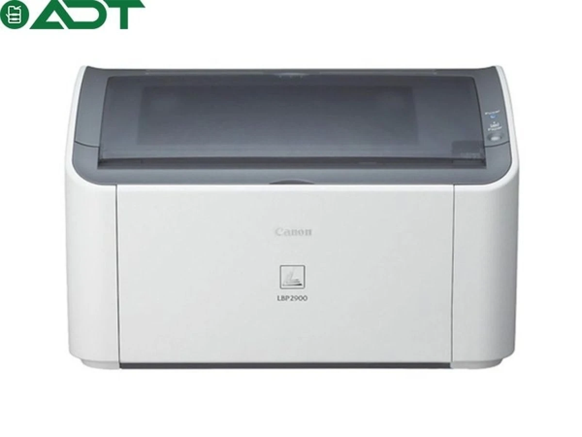 Người dùng sử dụng máy in Canon 2900 để in tài liệu hàng ngày tại văn phòng nhỏ