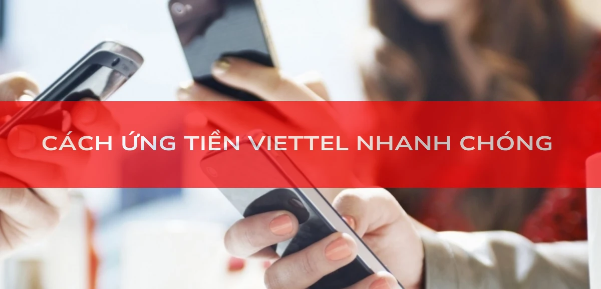 Người dùng đang nhắn tin ứng tiền Viettel 5118 qua điện thoại di động