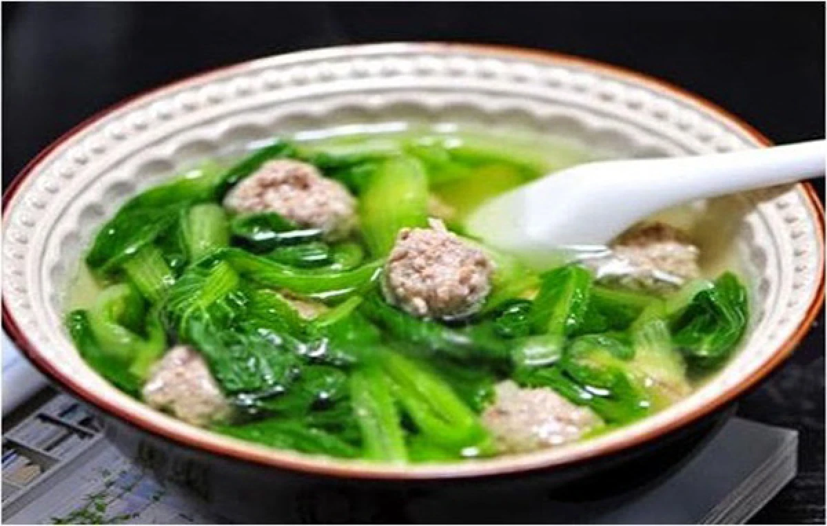 Canh thịt bò nấu cải xanh thanh mát