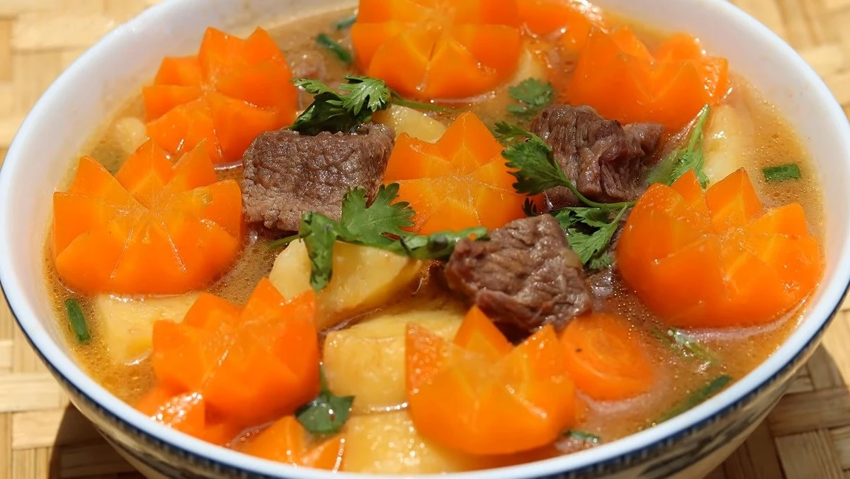 Canh thịt bò nấu khoai tây cà rốt bổ dưỡng
