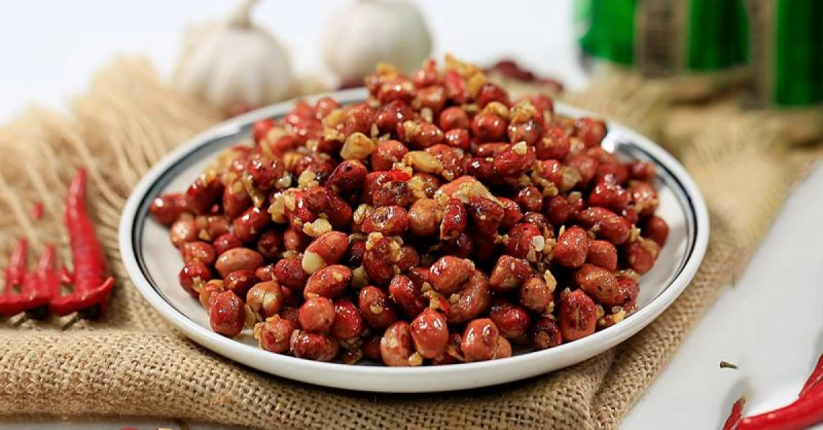 Đậu phộng rang tỏi ớt giòn cay vàng đều hấp dẫn