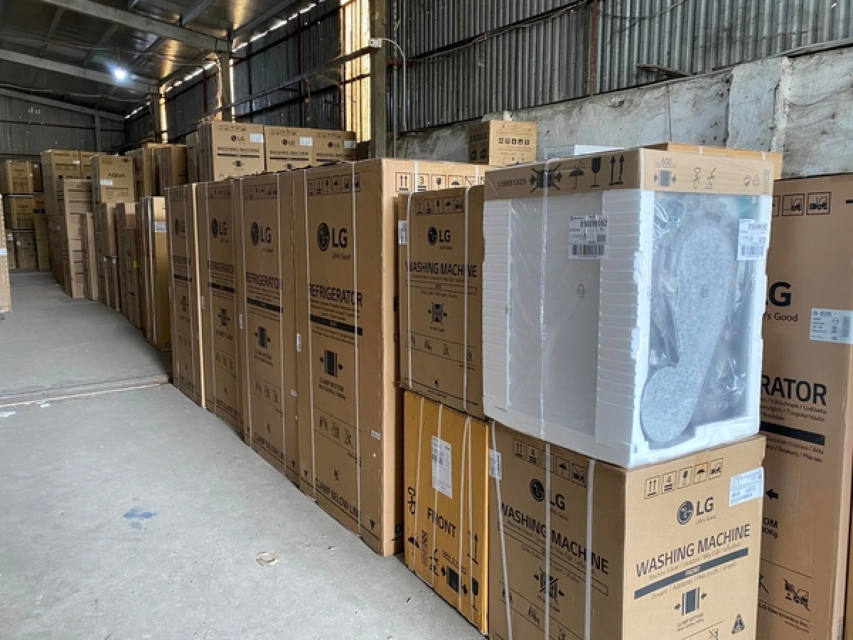 Người mua tham khảo giá tủ lạnh 2 cánh phổ biến tại siêu thị điện máy