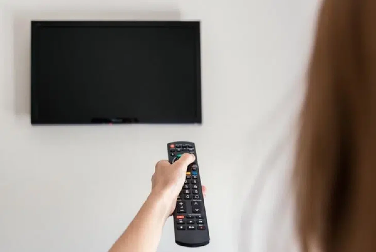 Hình minh họa tivi bị lỗi hiển thị và sọc màn hình