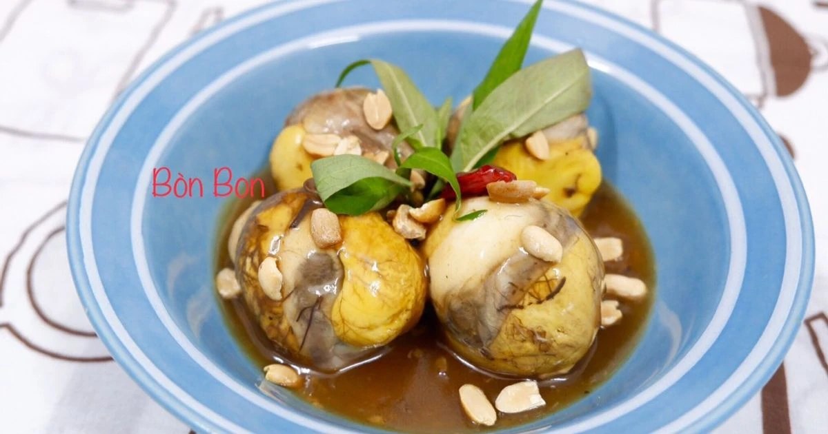 Đĩa hột vịt lộn xào me miền Nam với đậu phộng và rau răm