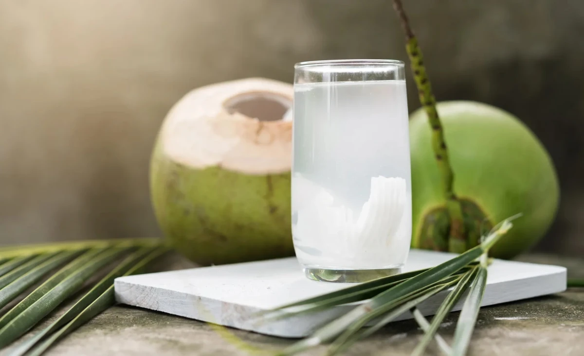Ly nước dừa tươi mát lạnh chứa ít calo và nhiều khoáng chất