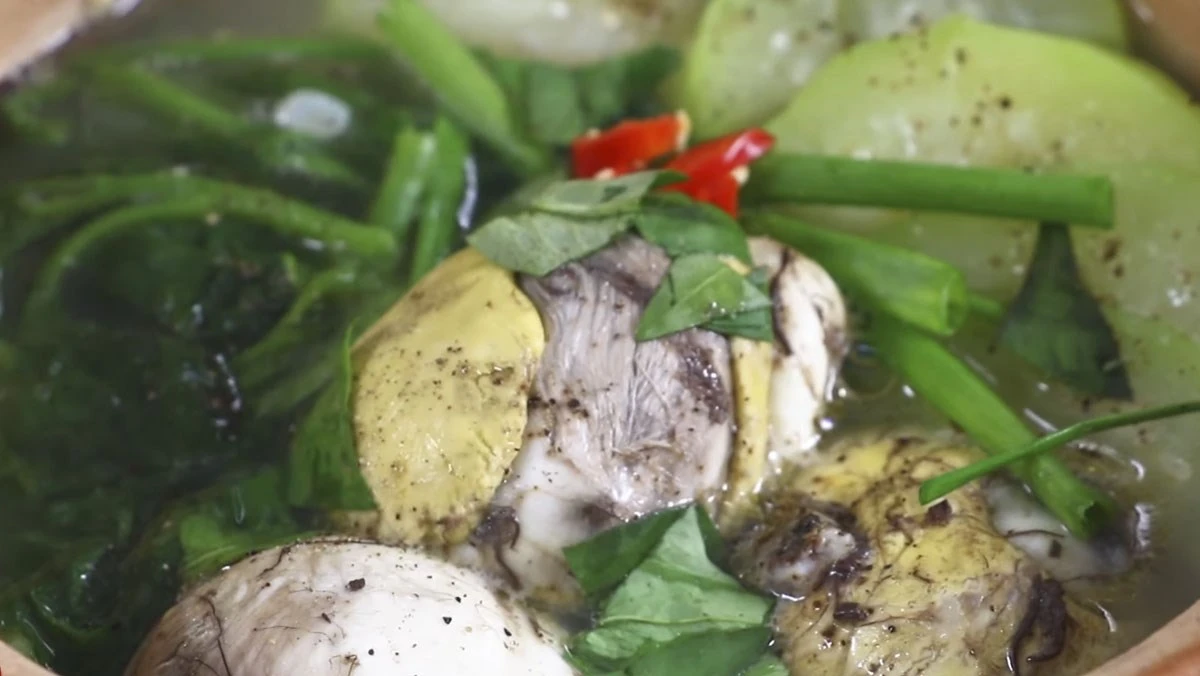 Trứng lộn ăn kèm rau răm và muối tiêu thơm ngon