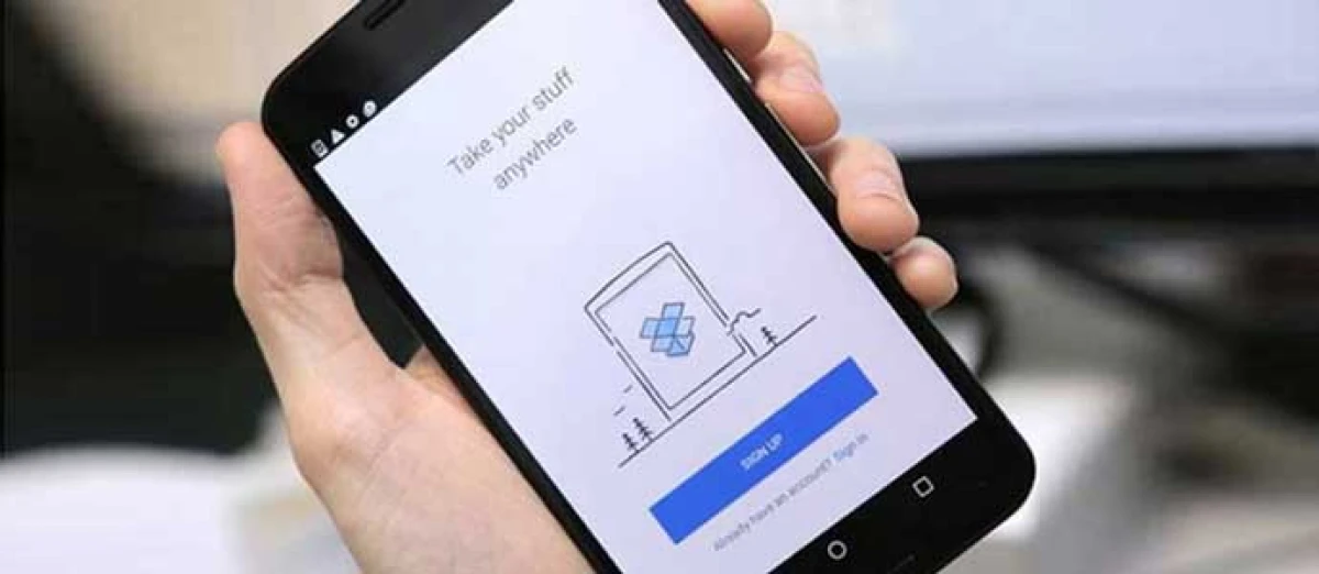 Người dùng chuyển dữ liệu giữa hai điện thoại Android