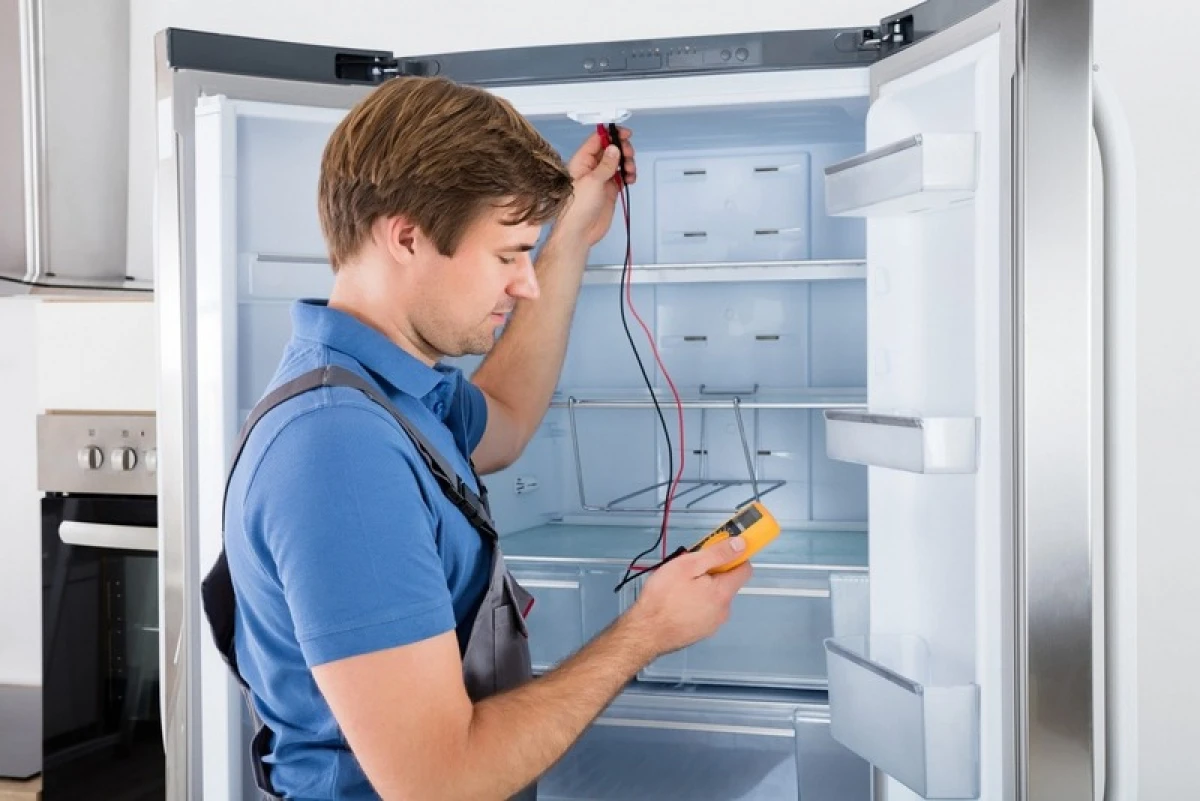Kỹ thuật viên kiểm tra tủ lạnh tại nhà
