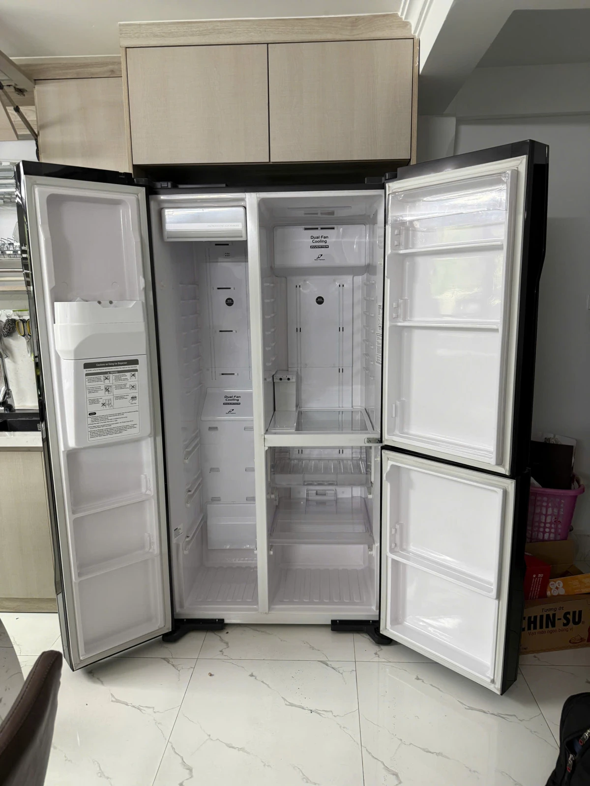 Vệ sinh tủ lạnh và kiểm tra gioăng cửa