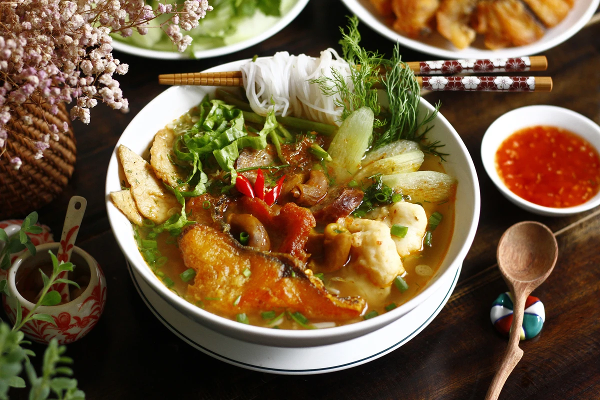Cá chiên vàng giòn trong bún cá cay Hải Phòng
