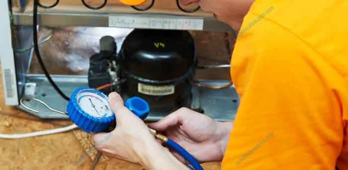 Kỹ thuật viên đang kiểm tra sửa tủ lạnh giá rẻ tại nhà