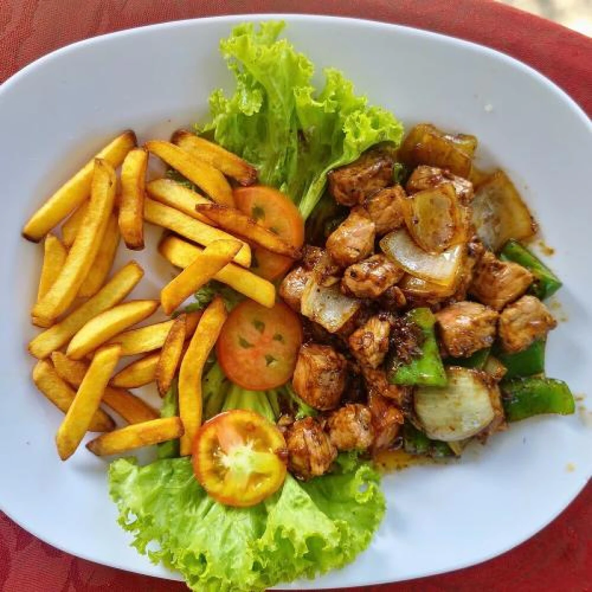 Phục vụ bò lúc lắc khoai tây hấp dẫn