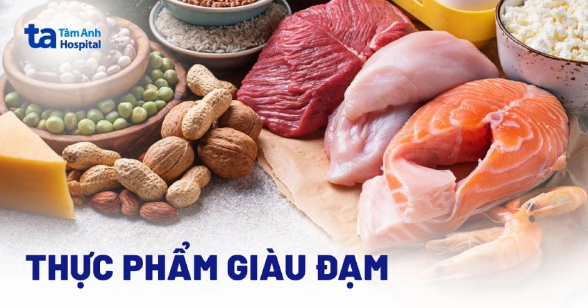 Bữa ăn đầy đủ dinh dưỡng với rau xanh, cá và hạt tốt cho sức khỏe