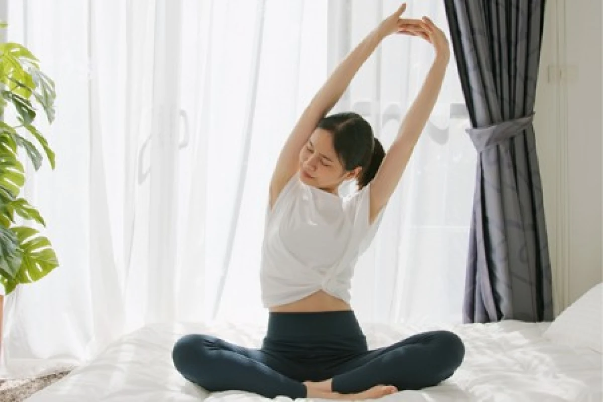 Người trẻ tập thể dục buổi sáng để chăm sóc sức khỏe và tăng cường sức bền
