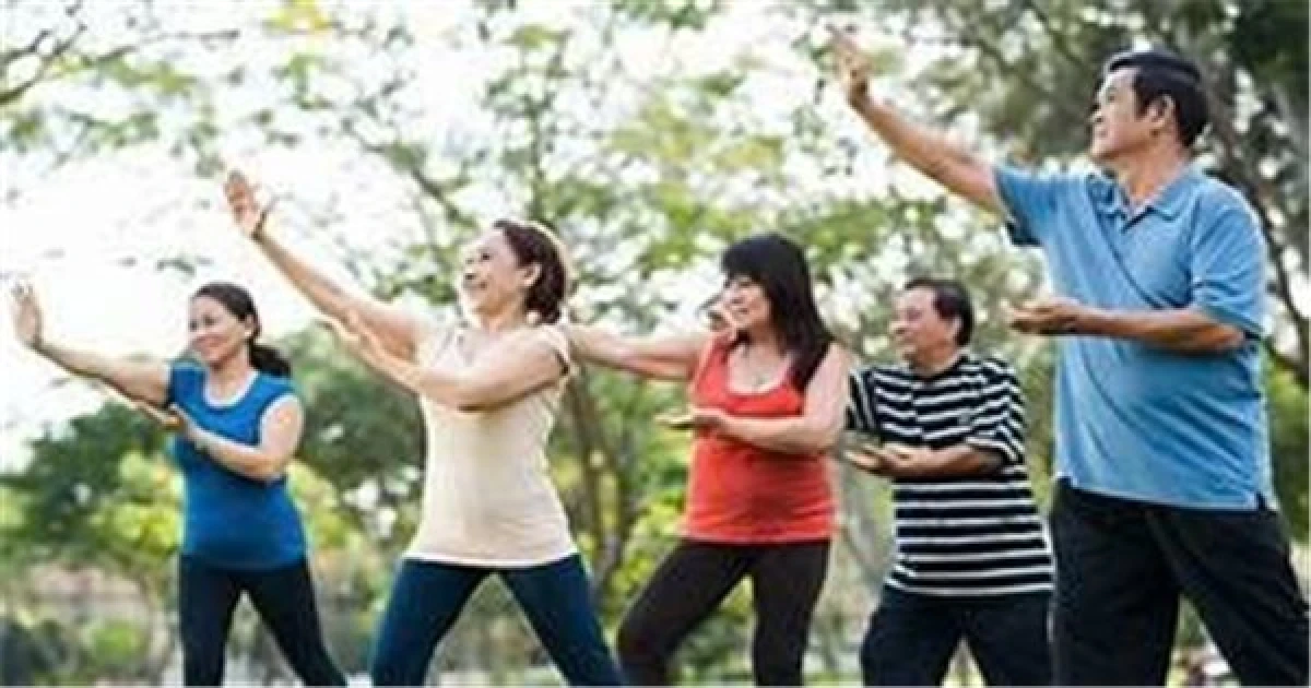 Người trẻ tập luyện thể dục thể thao ngoài trời buổi sáng