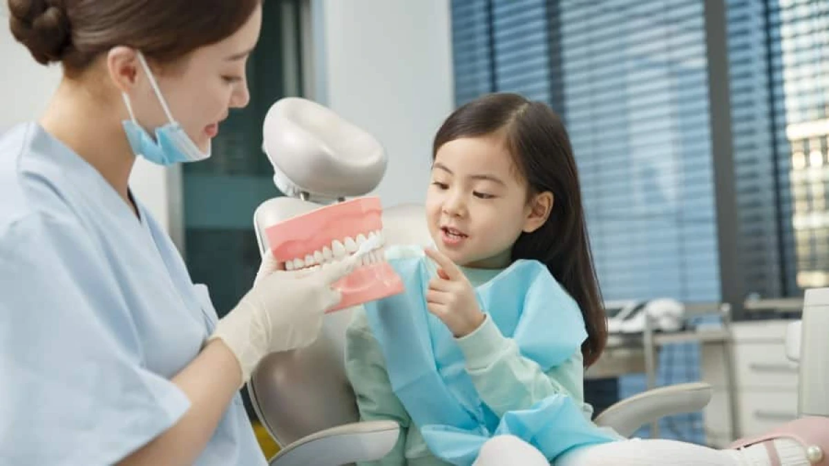 Bác sĩ nhi khoa chăm sóc và thăm khám cho trẻ nhỏ