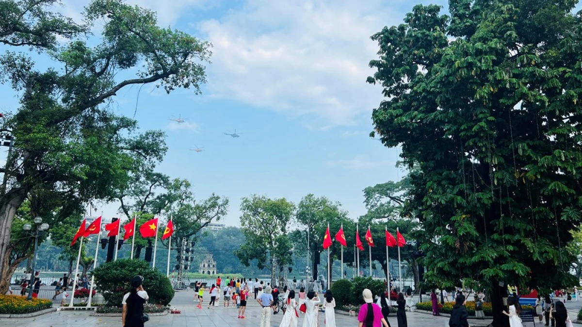 Người Việt đi bộ quanh hồ Hoàn Kiếm vào sáng sớm