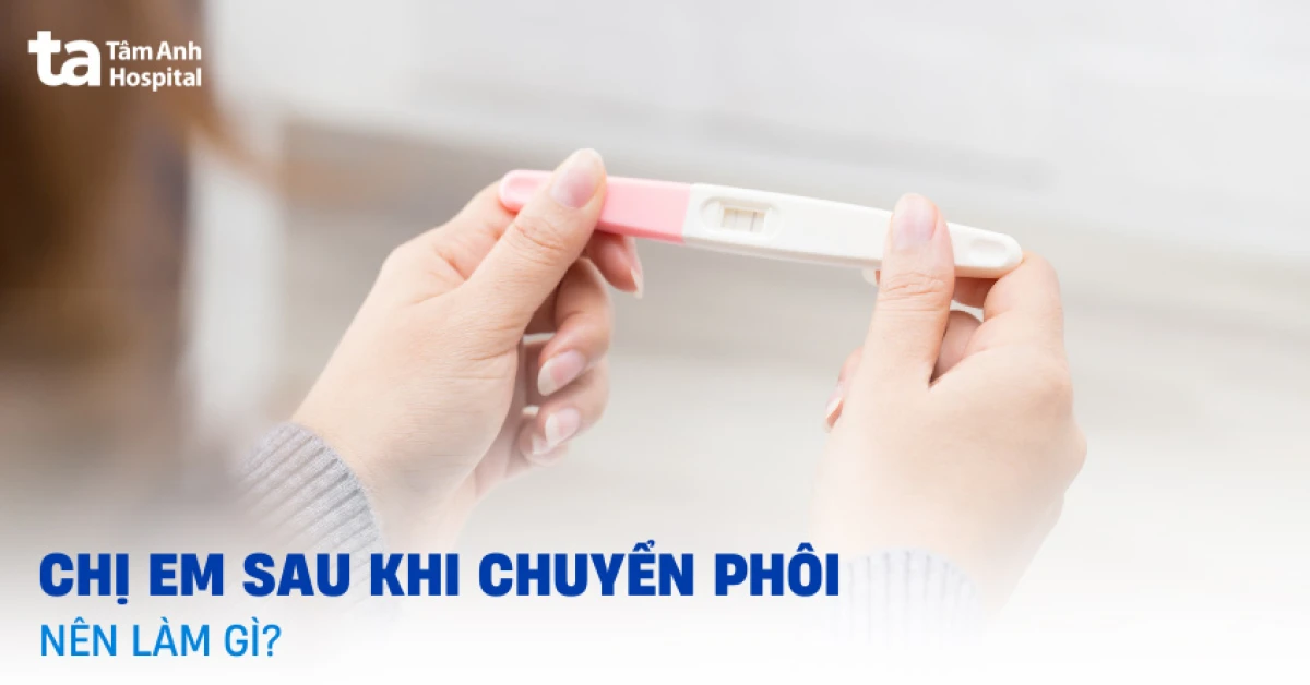 Người phụ nữ đi bộ sau giờ làm để thư giãn tinh thần