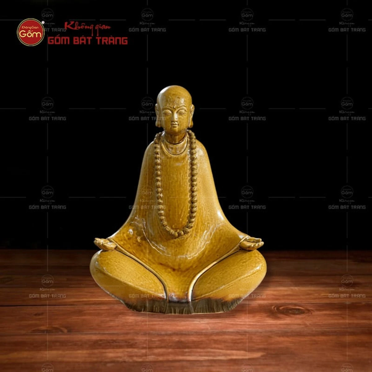 Người Việt ngồi thiền truyền thống trong không gian yên tĩnh