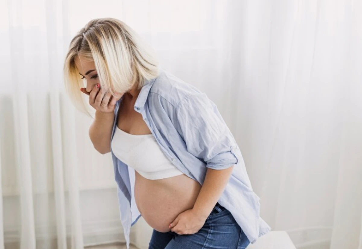 Người phụ nữ trẻ ngồi thư giãn đọc sách về sức khỏe sinh sản