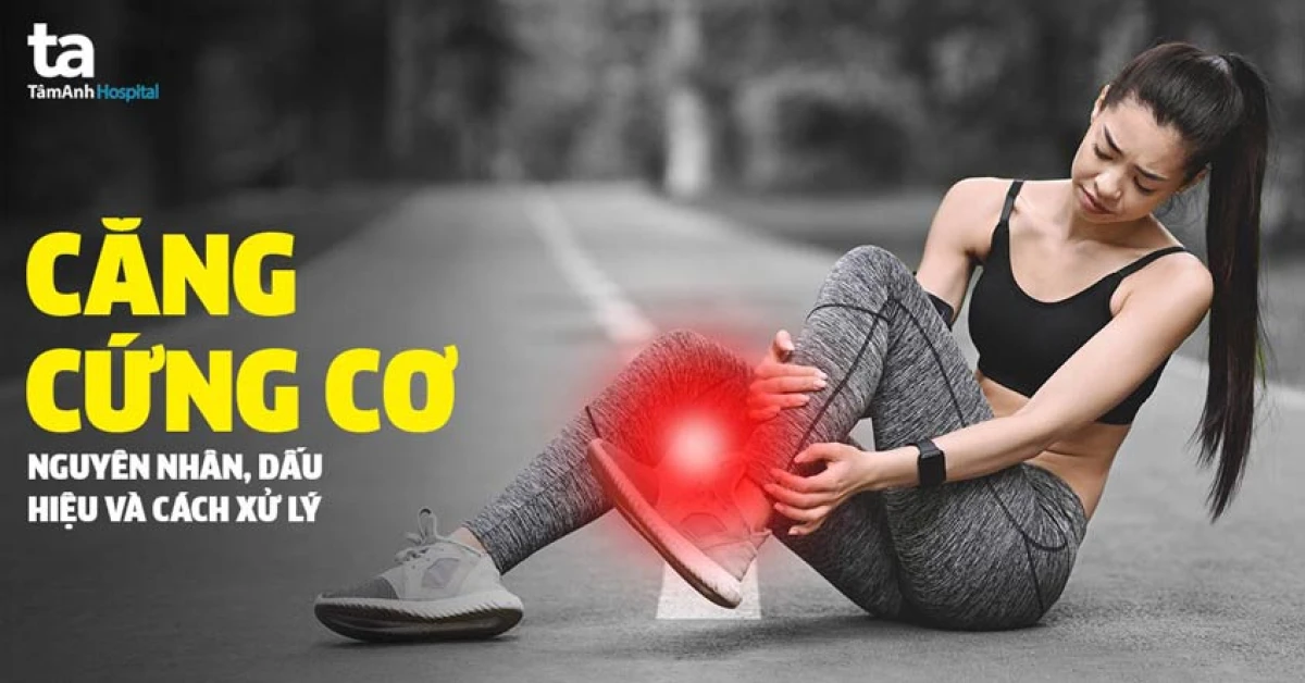 Vận động viên tập thể hình nâng cao thực hiện động tác giãn cơ sau buổi tập