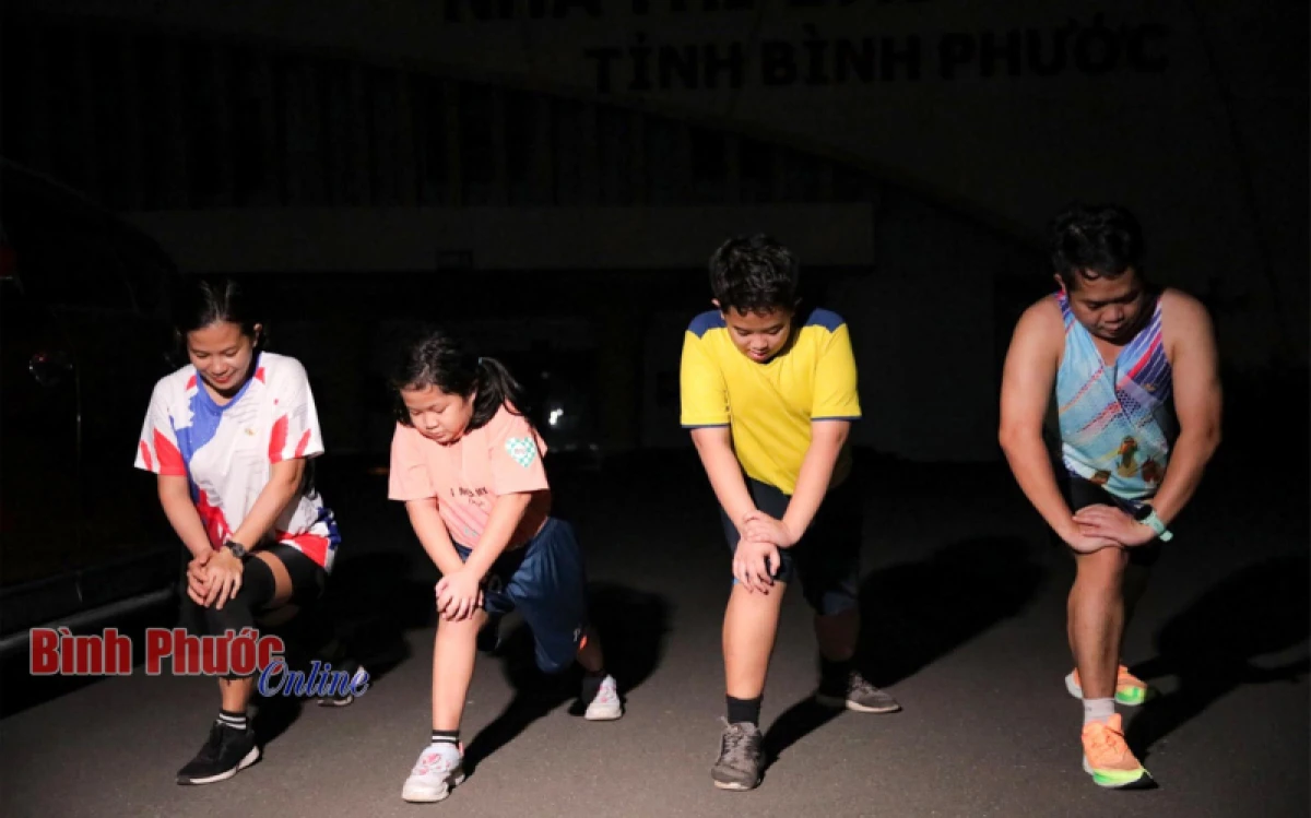 Gia đình cùng tham gia chạy marathon gắn kết tình thân