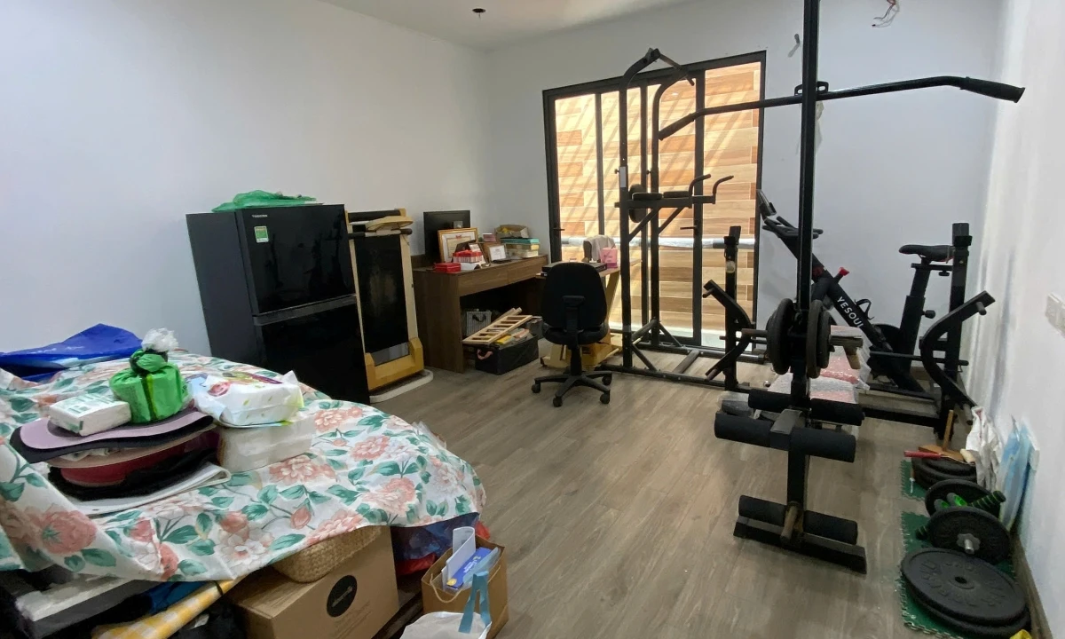 Không gian phòng khách được tận dụng tập gym tại nhà