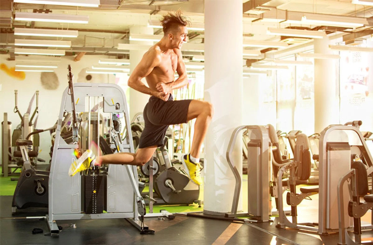 Người trẻ tập gym tại nhà vào sáng sớm khỏe khoắn