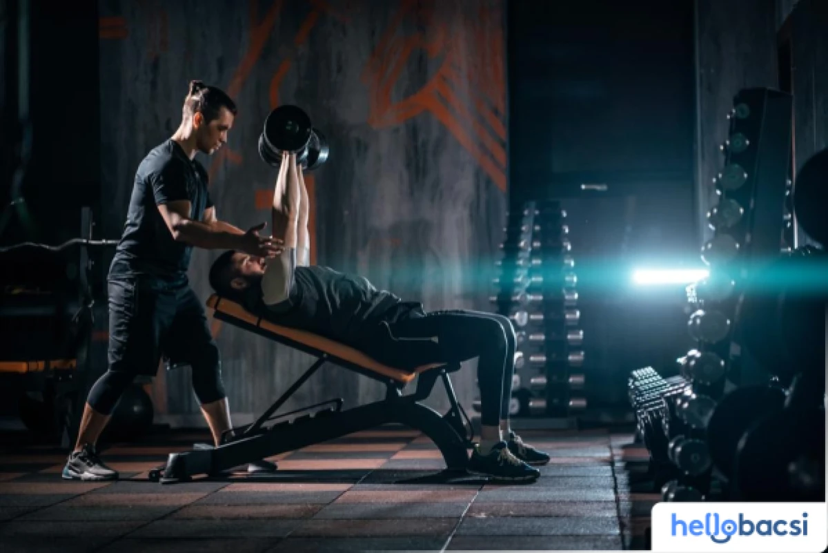 Người tập thể hình nâng cao tại phòng gym với bài tập squat tạ nặng