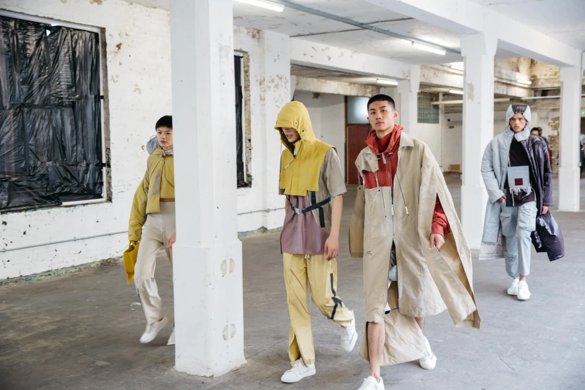 Thời trang dạo phố streetwear cao cấp kết hợp phụ kiện hàng hiệu
