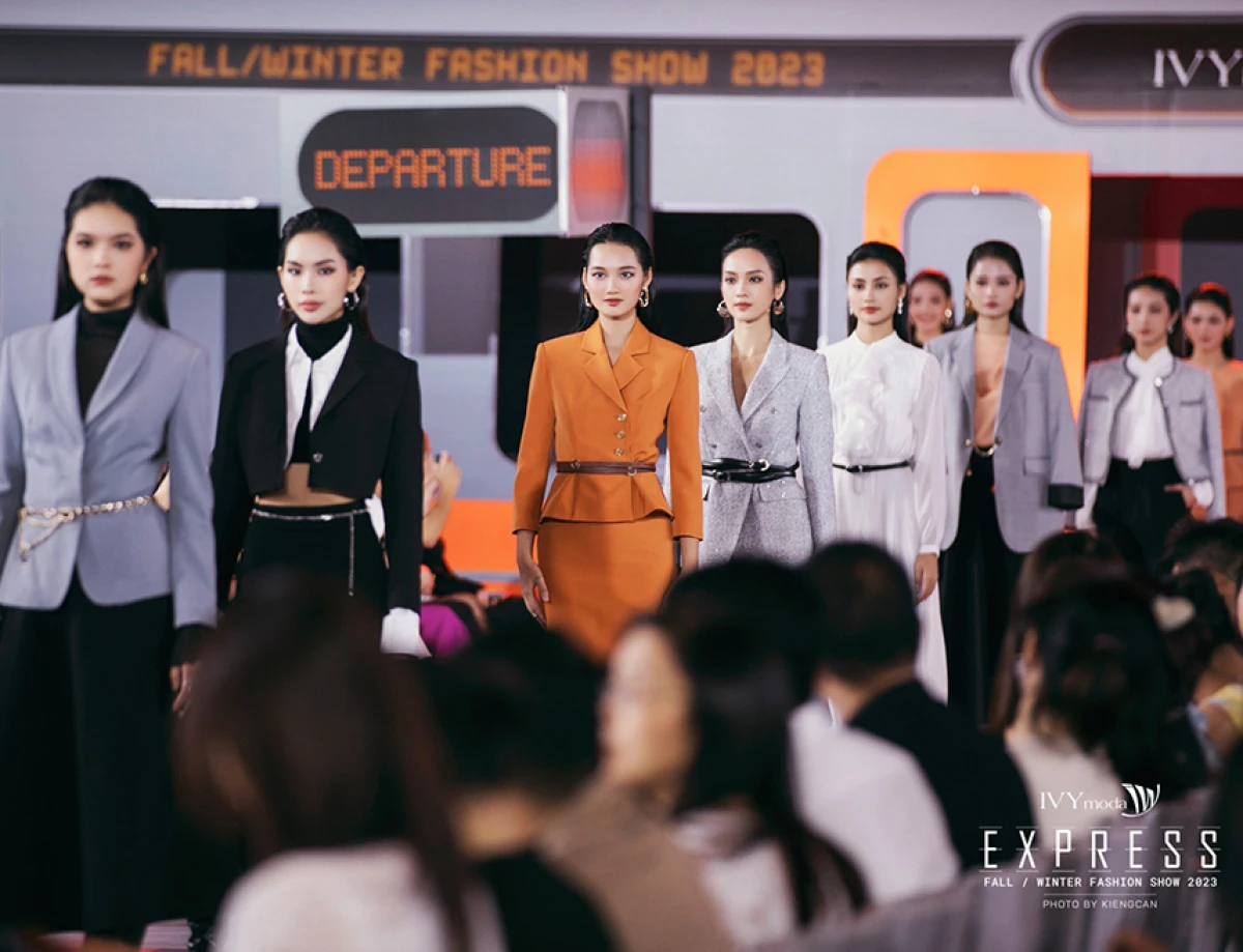 Người mẫu diện chân váy xu hướng trên sàn diễn thời trang Thu Đông