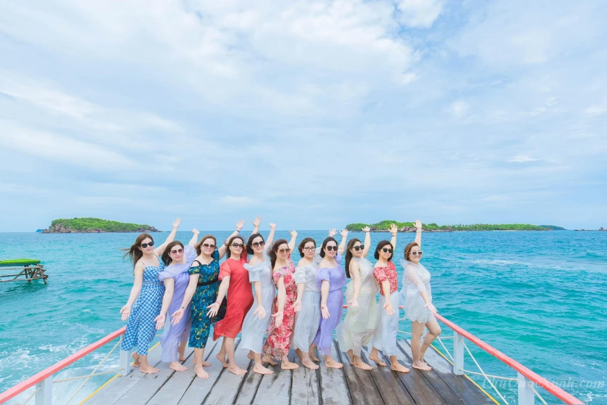 Phụ kiện trang phục mùa hè gồm mũ rộng vành, kính râm và trang sức nhỏ