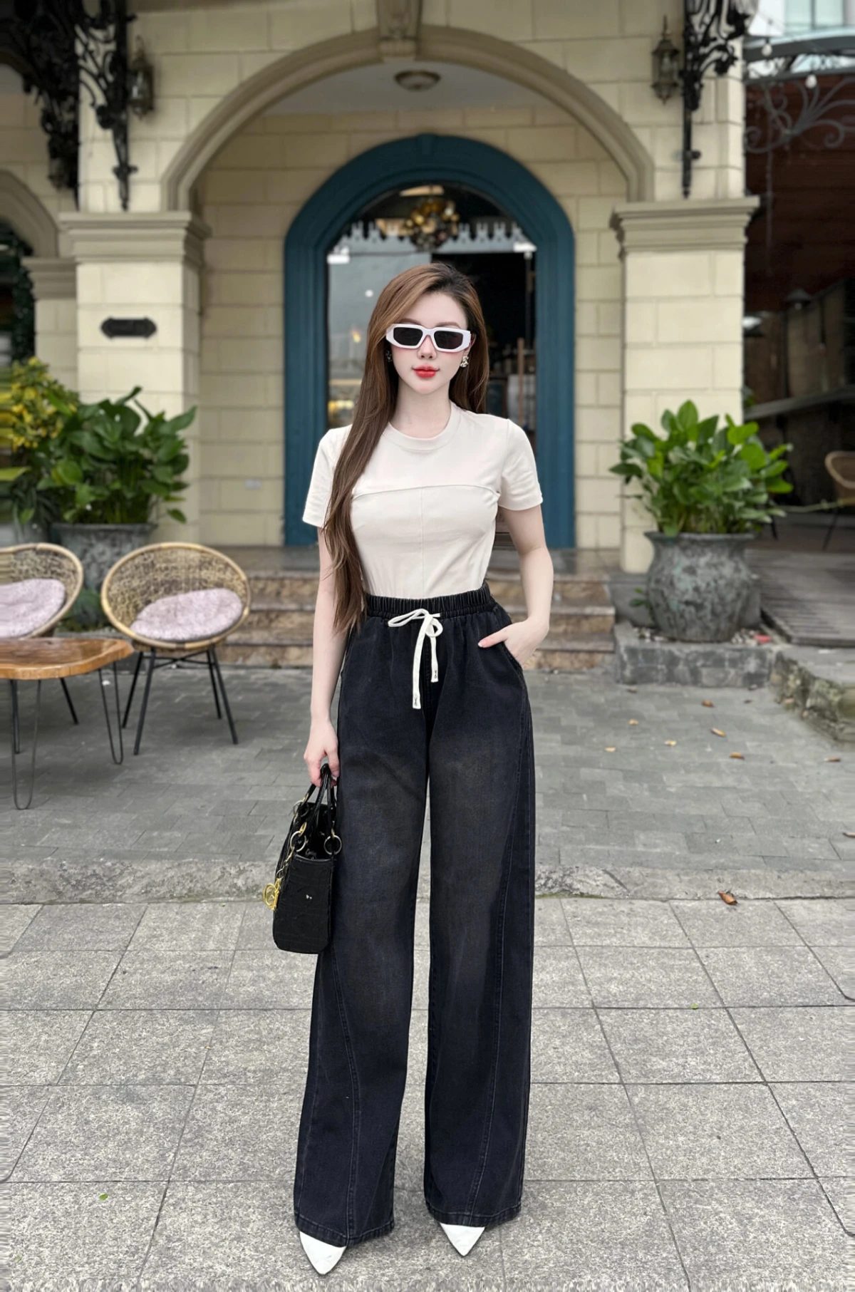 Áo crop top kết hợp quần jeans cạp cao tạo phong cách năng động