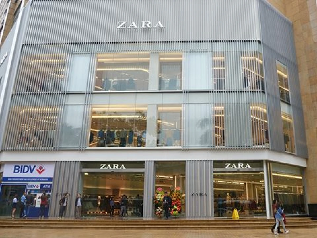 Cửa hàng thời trang fast fashion nhộn nhịp tại Hà Nội